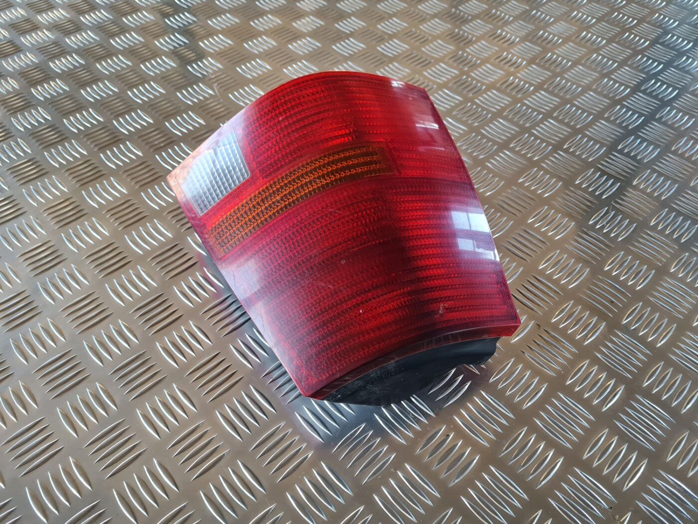 Aizmugurējais kreisais lukturis priekš VW GOLF IV 1999 6 Aizmugurējais kreisais lukturis priekš VW GOLF IV 1999