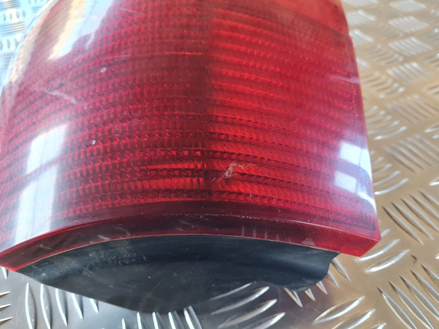 Aizmugurējais kreisais lukturis priekš VW GOLF IV 1999 4 Aizmugurējais kreisais lukturis priekš VW GOLF IV 1999