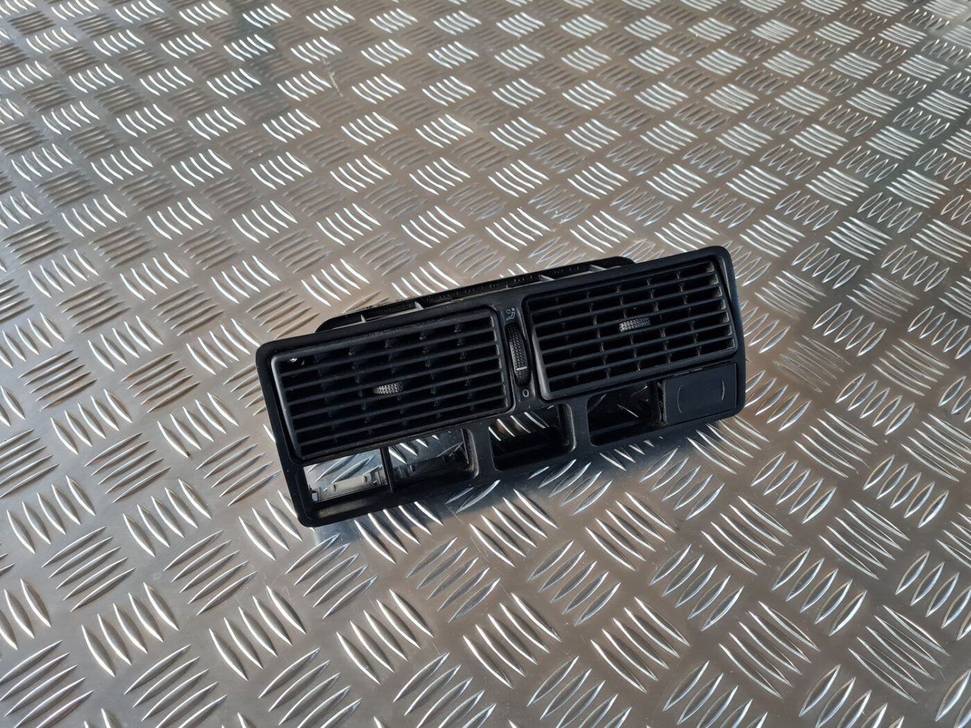 Mērinstrumentu paneļa gaisa vads, centrā priekš VW GOLF IV 1999