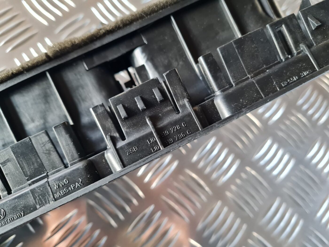 Mērinstrumentu paneļa gaisa vads, centrā priekš VW GOLF IV 1999