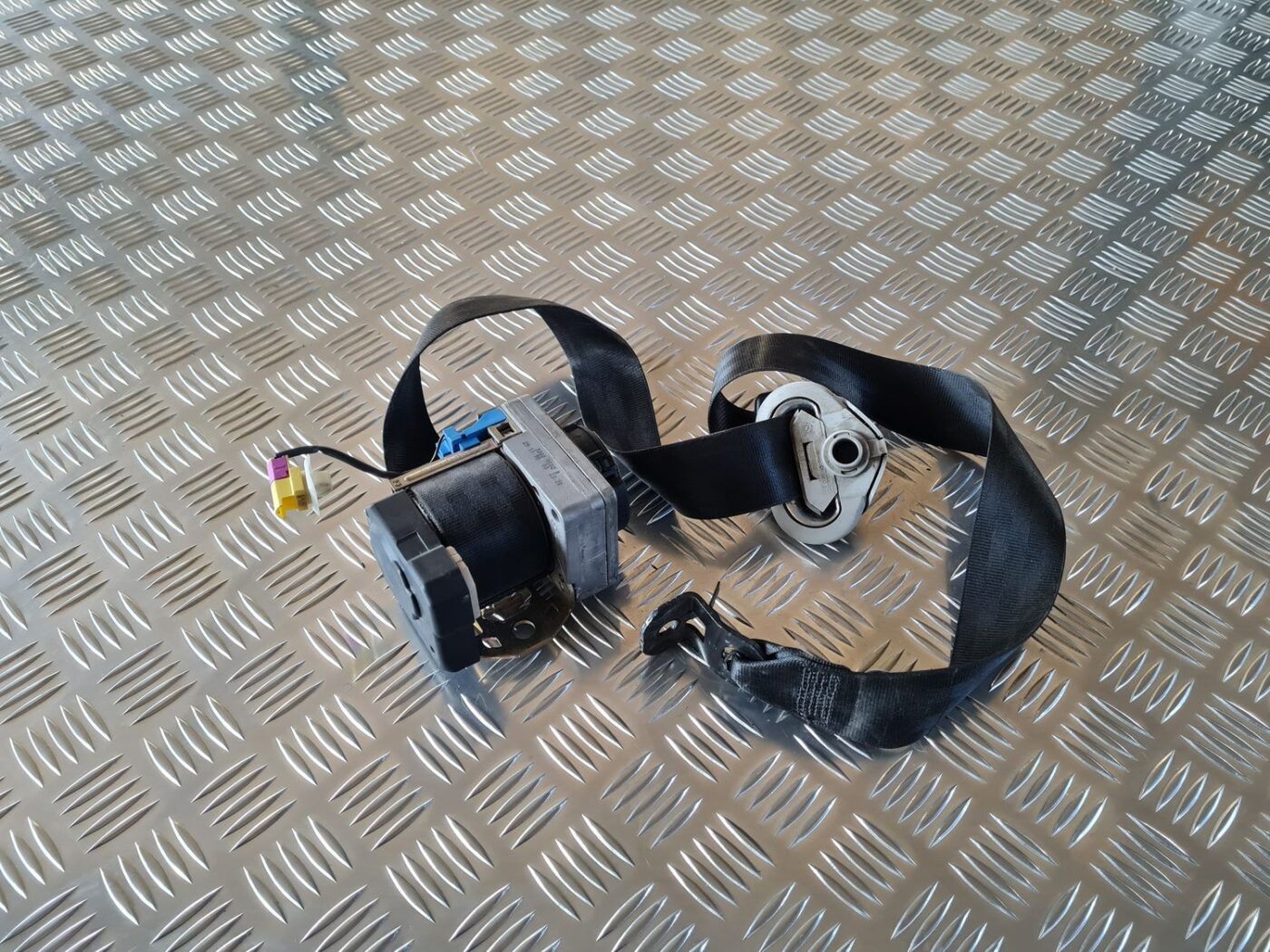 Priekšējā labā drošības josta priekš VW GOLF IV 1999 3 Priekšējā labā drošības josta priekš VW GOLF IV 1999