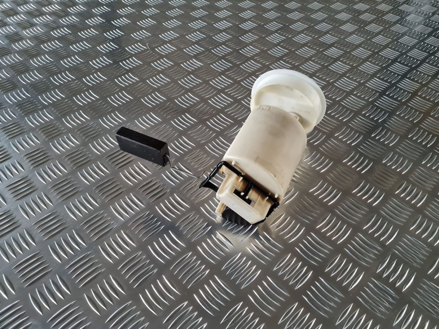 Degvielas tvertnes sūknis priekš VW GOLF IV 1999 3 Degvielas tvertnes sūknis priekš VW GOLF IV 1999