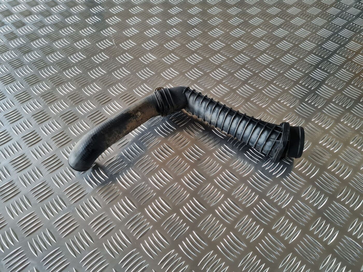 Interkulera caurule priekš VW GOLF IV 1999 2 Interkulera caurule priekš VW GOLF IV 1999