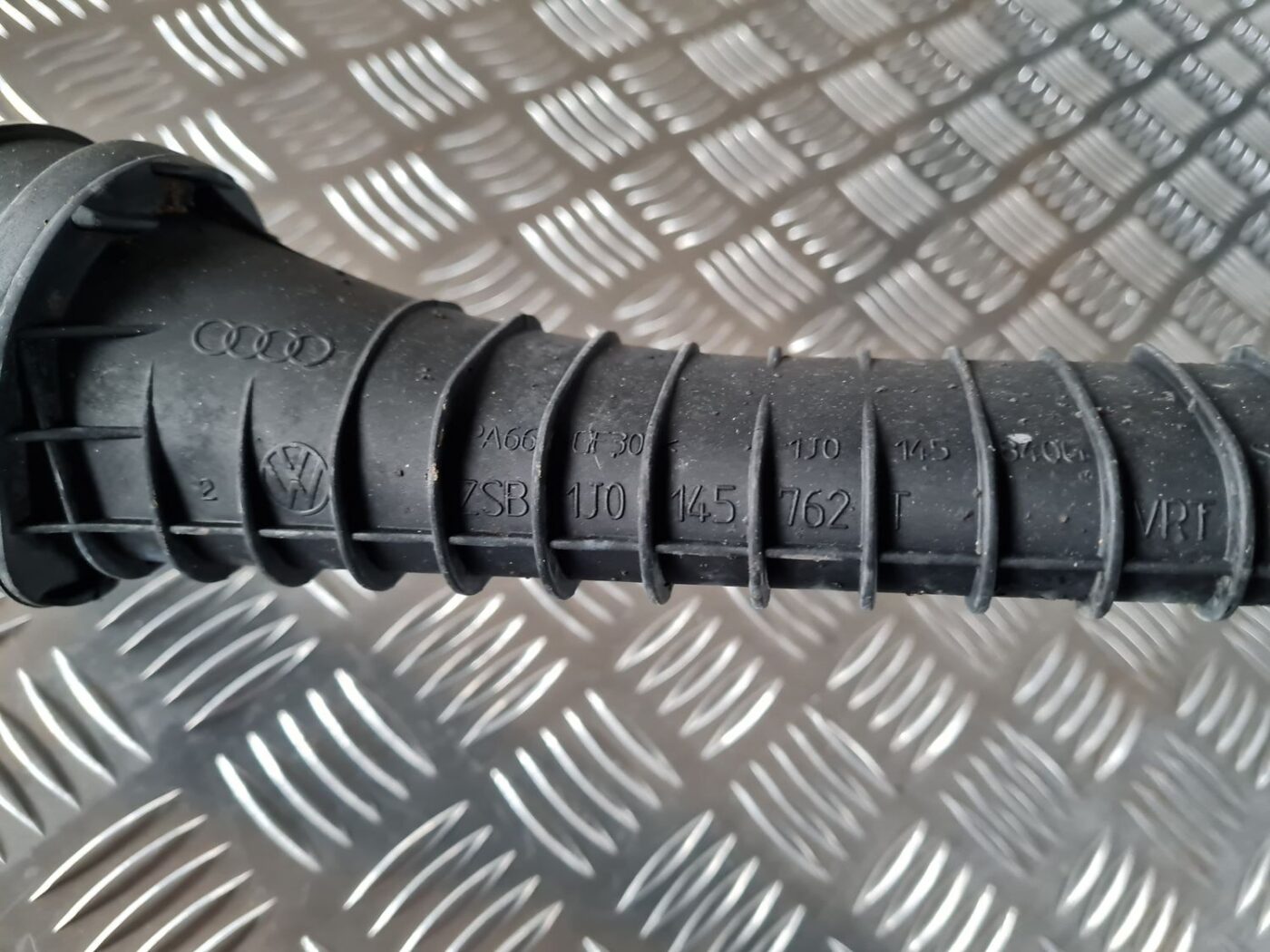 Interkulera caurule priekš VW GOLF IV 1999 3 Interkulera caurule priekš VW GOLF IV 1999