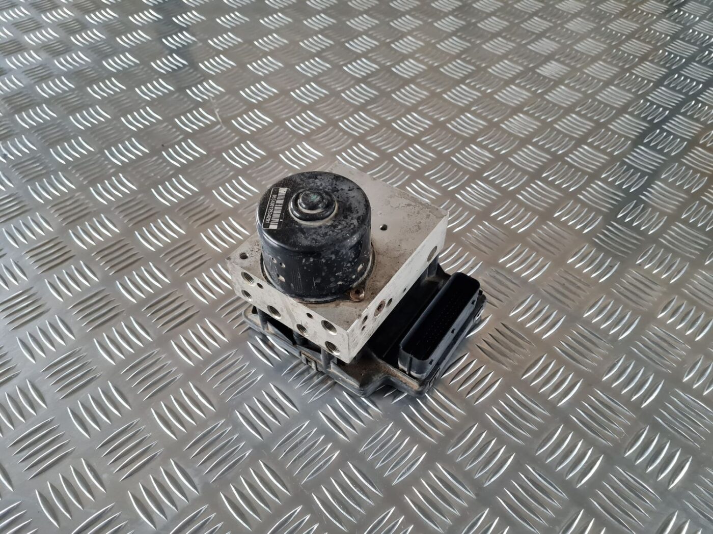 ABS bloks priekš VW GOLF IV 1999 1 ABS bloks priekš VW GOLF IV 1999