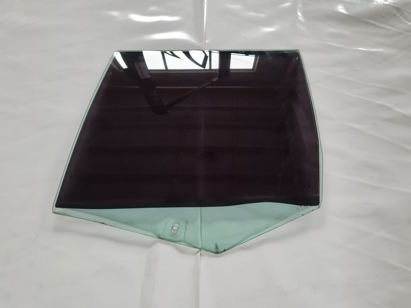 Aizmugurējo labo durvju stikls priekš VW GOLF IV 1999 1 Aizmugurējo labo durvju stikls priekš VW GOLF IV 1999