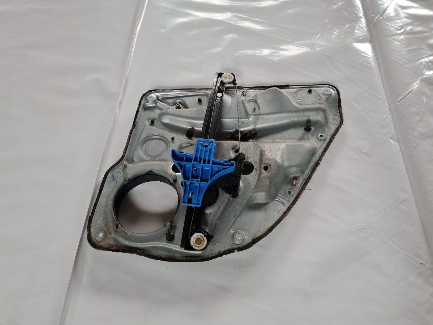 Stikla pacelšanas mehānisma panele priekš VW GOLF IV 1999 3 Stikla pacelšanas mehānisma panele priekš VW GOLF IV 1999