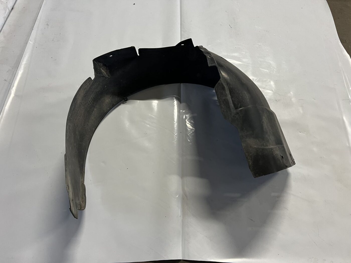 Priekšējais kreisais paspārns priekš AUDI A4 2000 AVANT 1 Priekšējais kreisais paspārns priekš AUDI A4 2000 AVANT