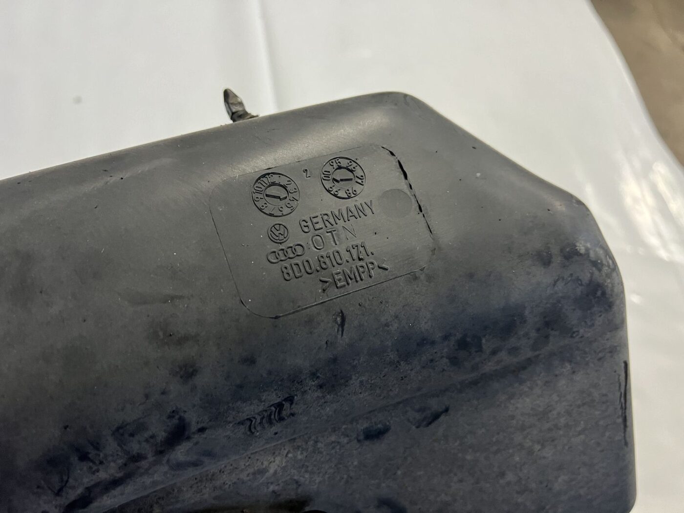 Aizmugurējais kreisais paspārns priekš AUDI A4 2000 AVANT 3 Aizmugurējais kreisais paspārns priekš AUDI A4 2000 AVANT