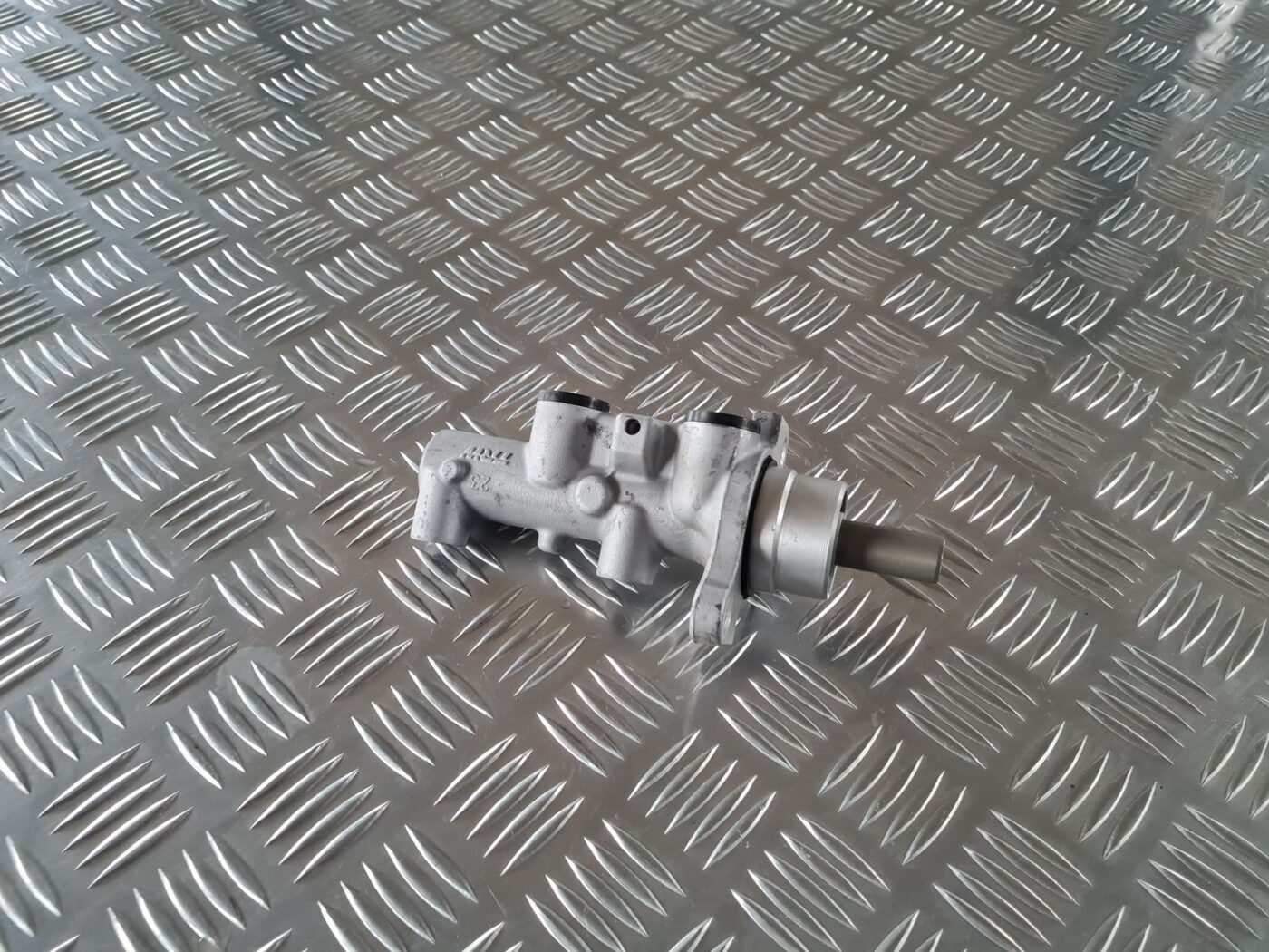 Bremžu pastiprinātāja galvenais cilindrs priekš OPEL MERIVA 2004 2 Bremžu pastiprinātāja galvenais cilindrs priekš OPEL MERIVA 2004