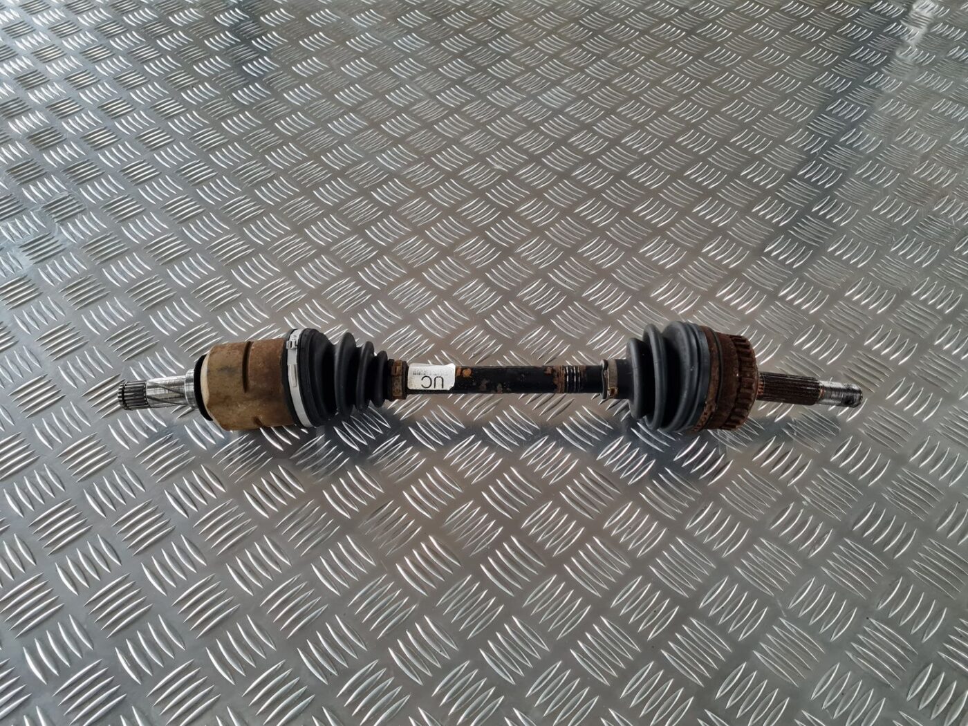 Pusass priekšējā kreisā priekš OPEL MERIVA 2004