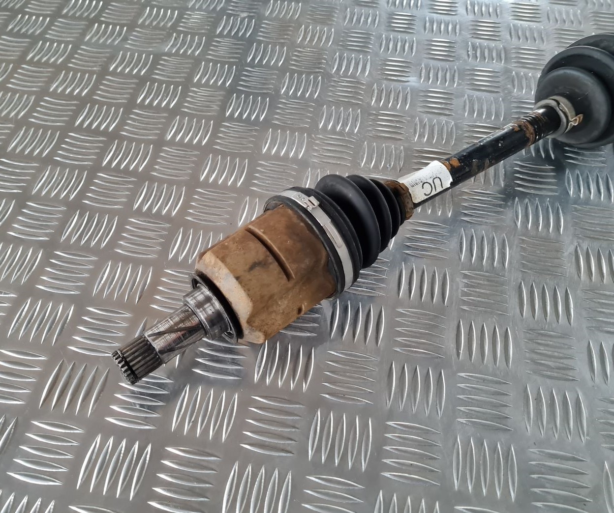 Pusass priekšējā kreisā priekš OPEL MERIVA 2004