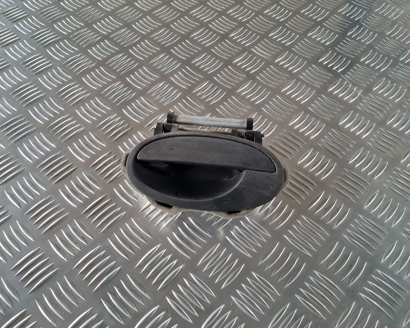 Aizmugurējais kreisais durvju rokturis priekš OPEL MERIVA 2004 1 Aizmugurējais kreisais durvju rokturis priekš OPEL MERIVA 2004