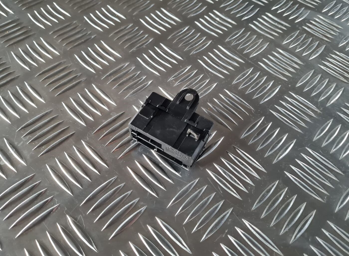 Sēdekļu apsildes releja priekš VOLVO S80 2007 Black 3 Sēdekļu apsildes releja priekš VOLVO S80 2007 Black