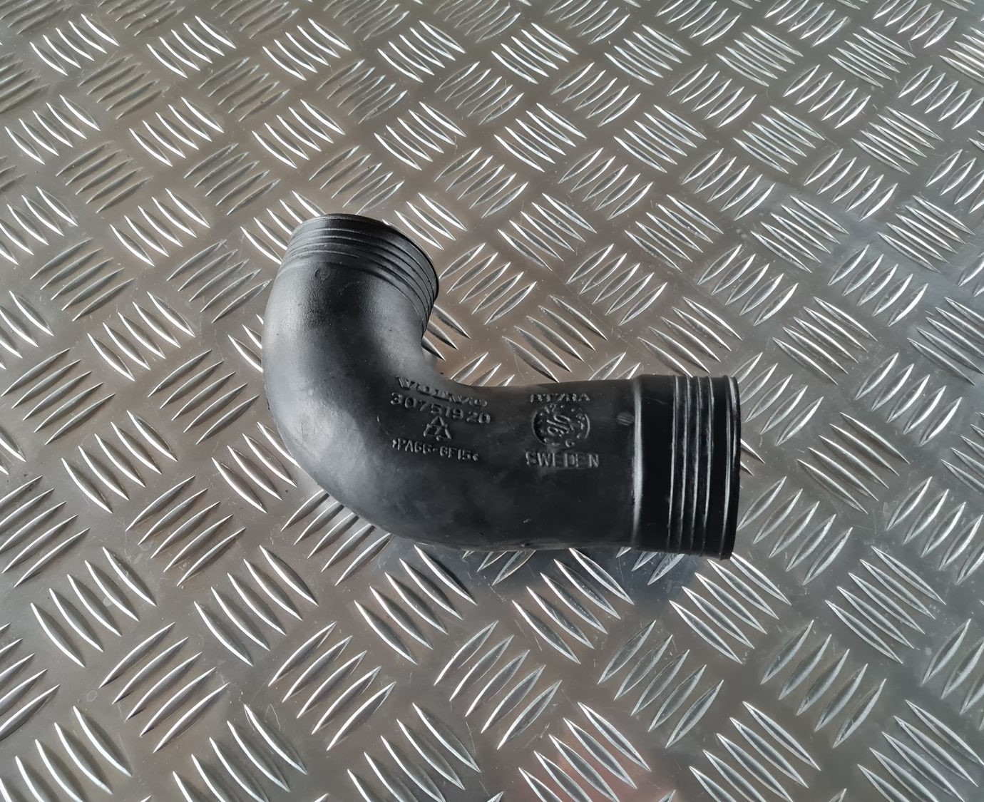 Interkulera caurule priekš VOLVO S80 2007 Black 1 Interkulera caurule priekš VOLVO S80 2007 Black