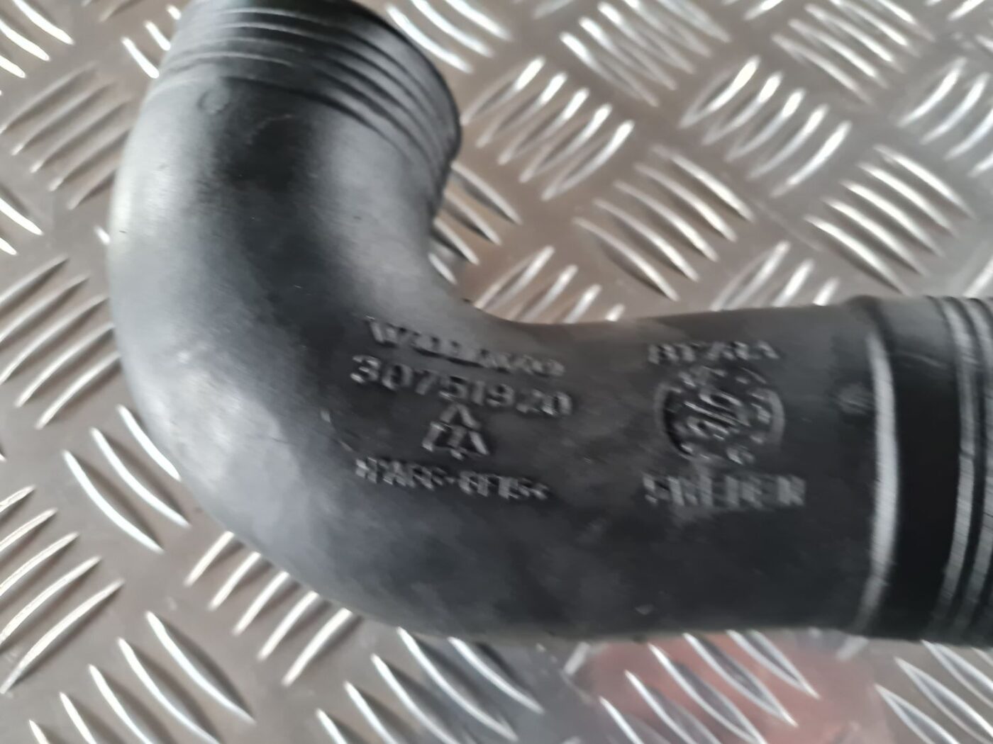 Interkulera caurule priekš VOLVO S80 2007 Black 2 Interkulera caurule priekš VOLVO S80 2007 Black