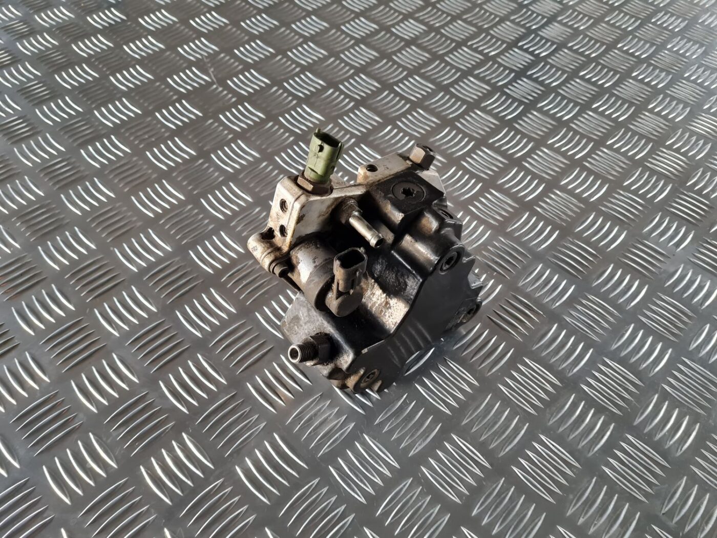 Augstspiediena degvielas sūknis priekš VOLVO S80 2007 Black 6 Augstspiediena degvielas sūknis priekš VOLVO S80 2007 Black