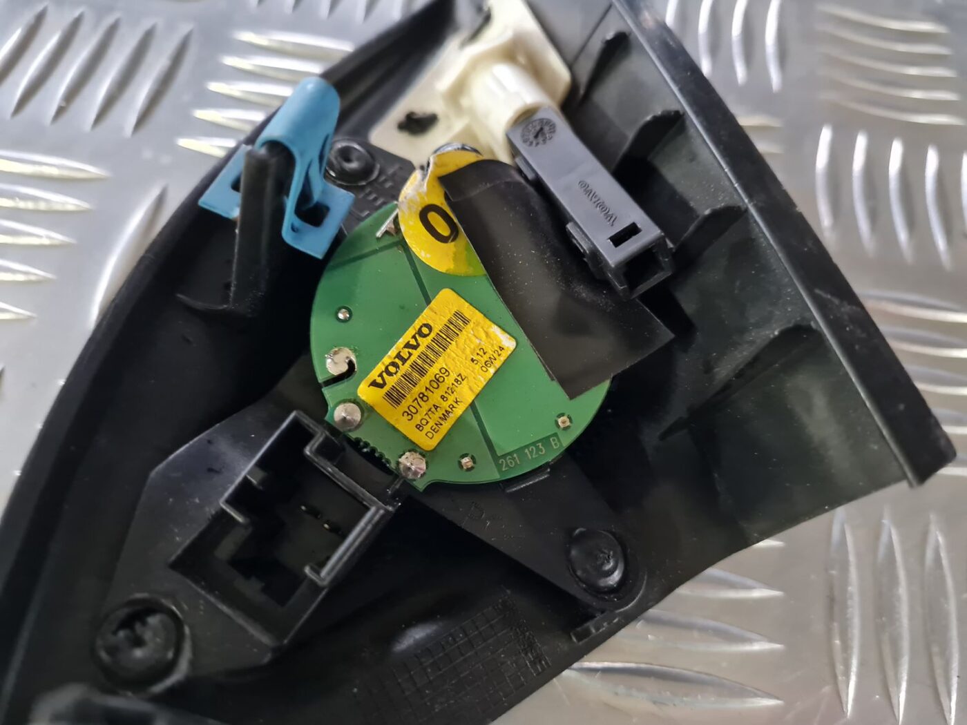 Durvju spoguļa apdares uzlika salonā (ar skaļruni) priekš VOLVO S80 2007 Black