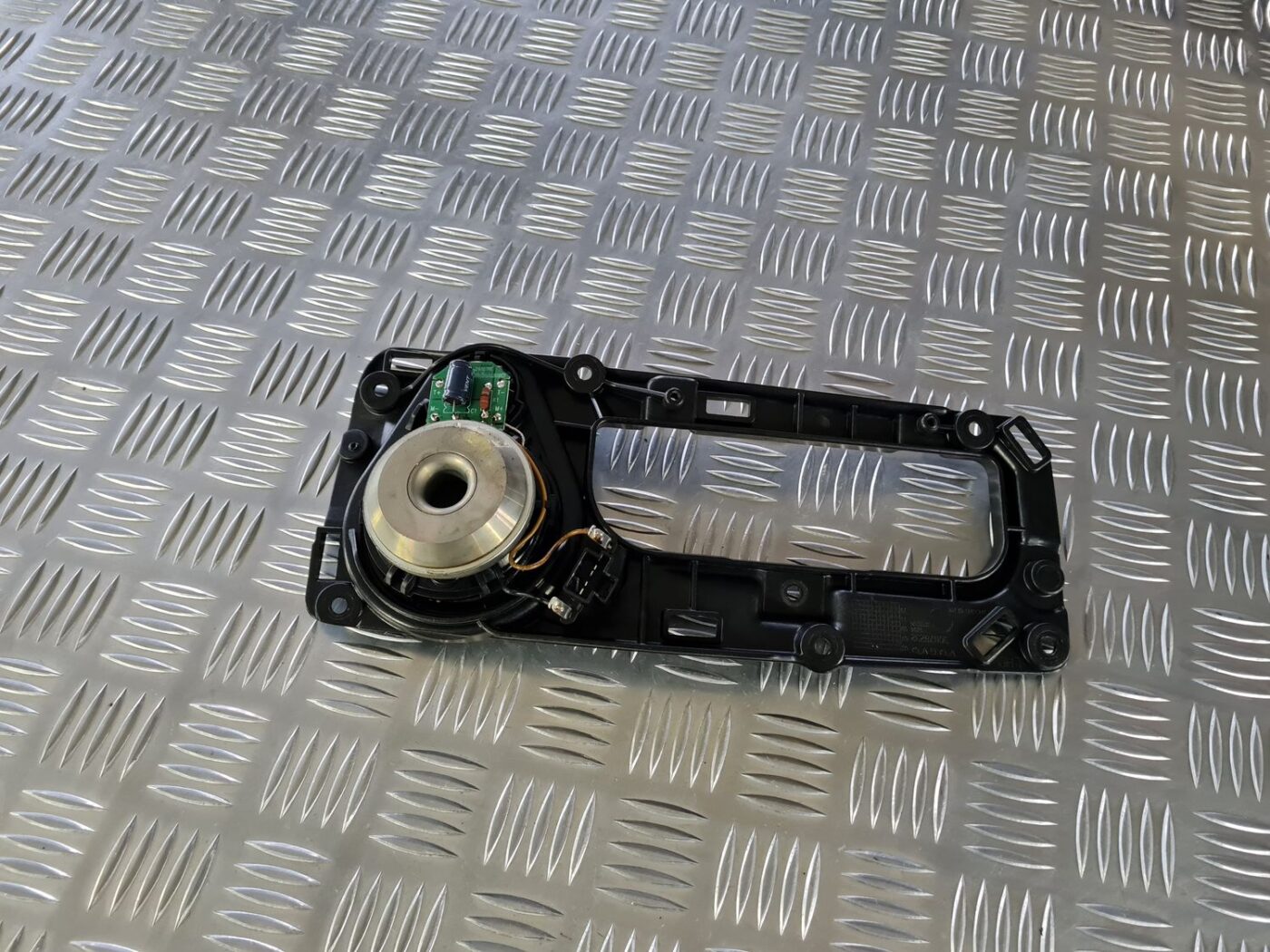 Mērinstrumentu paneļa skaļrunis priekš VOLVO S80 2007 Black 4 Mērinstrumentu paneļa skaļrunis priekš VOLVO S80 2007 Black