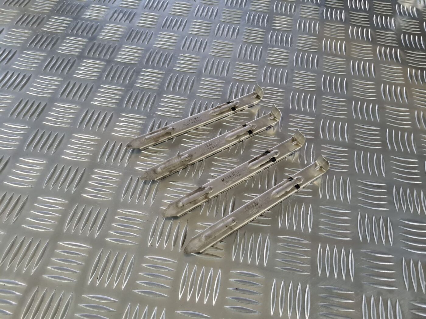 Priekšēja luktura kronšteins priekš VOLVO S80 2007 Black 1 Priekšēja luktura kronšteins priekš VOLVO S80 2007 Black