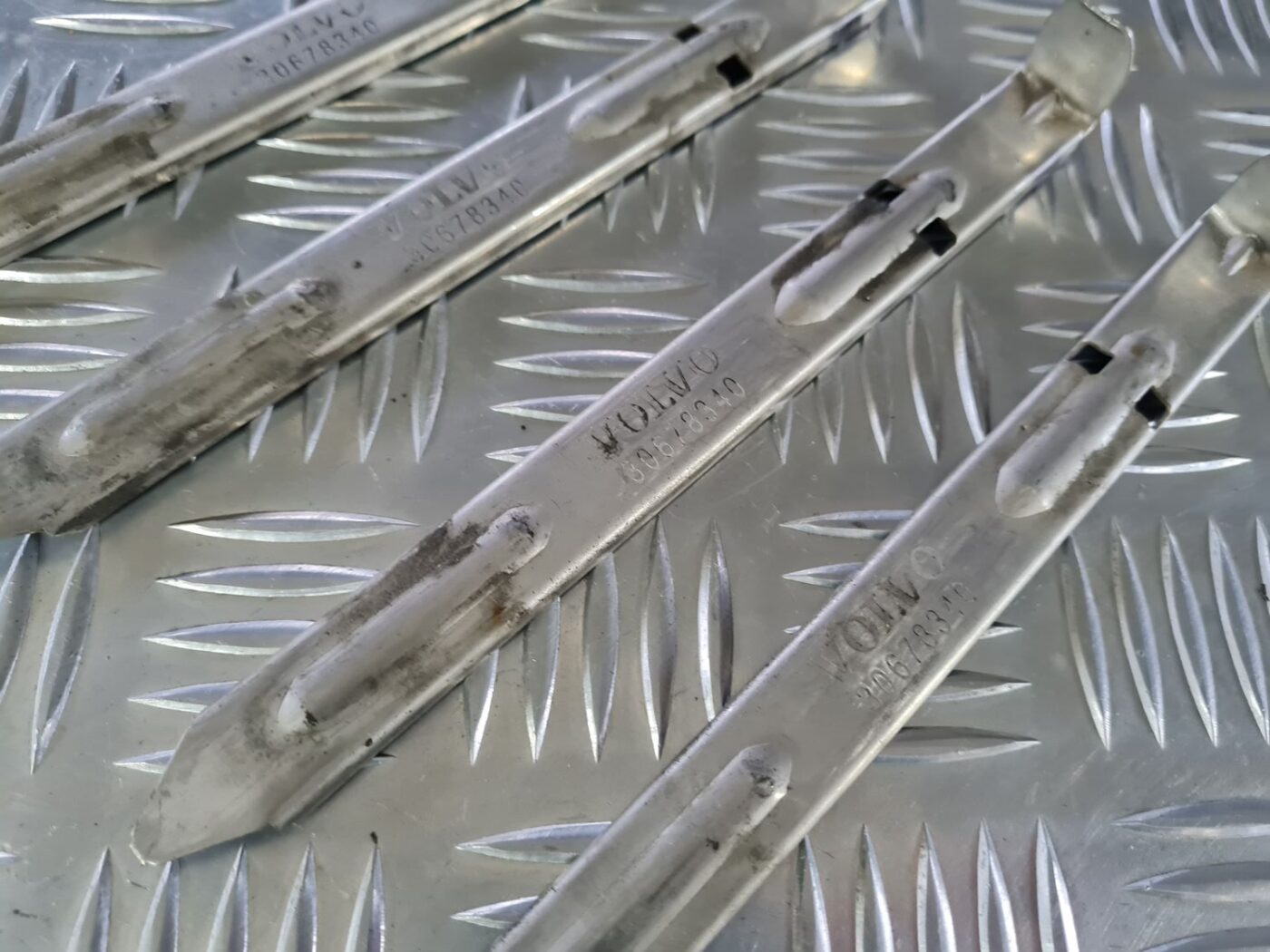 Priekšēja luktura kronšteins priekš VOLVO S80 2007 Black 2 Priekšēja luktura kronšteins priekš VOLVO S80 2007 Black