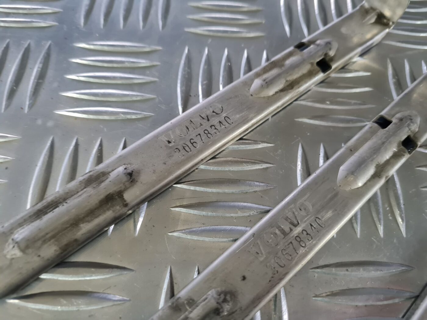 Priekšēja luktura kronšteins priekš VOLVO S80 2007 Black 4 Priekšēja luktura kronšteins priekš VOLVO S80 2007 Black