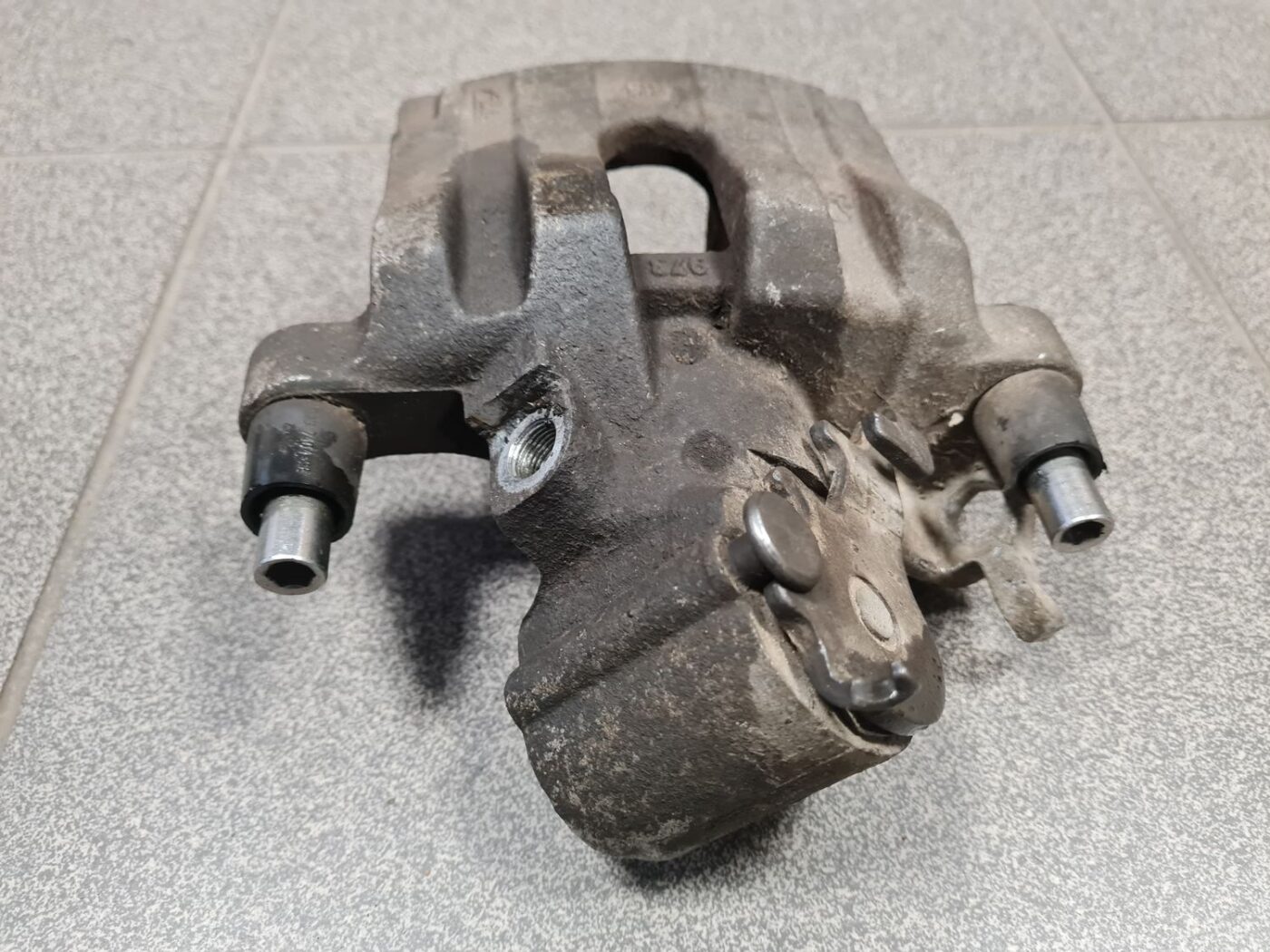 Aizmugurējais kreisais suports priekš OPEL VECTRA C 2008 8 Aizmugurējais kreisais suports priekš OPEL VECTRA C 2008