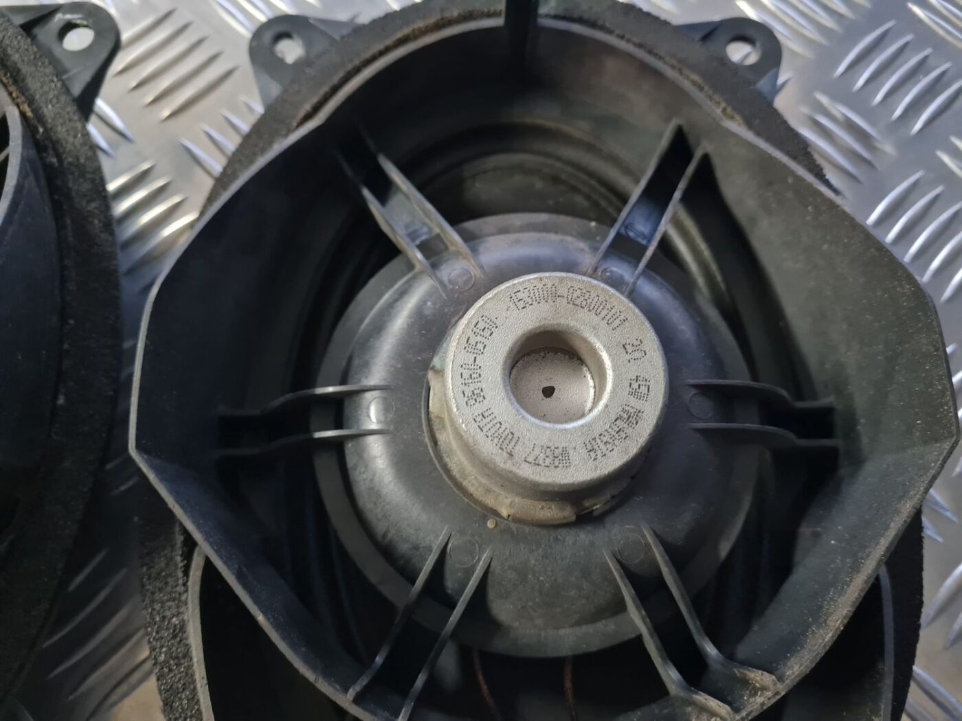 Durvju skaļrunis, apakšā priekš TOYOTA AVENSIS 2010