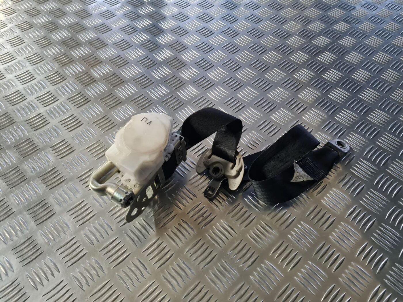 Priekšējā kreisā drošības josta priekš TOYOTA AVENSIS 2010