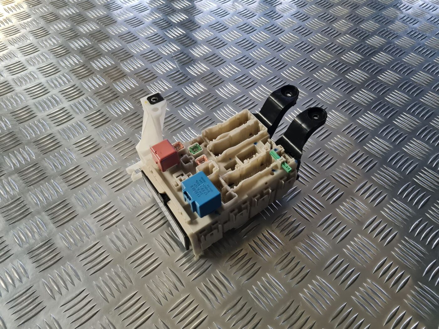 Drošinātāju bloks priekš TOYOTA AVENSIS 2010