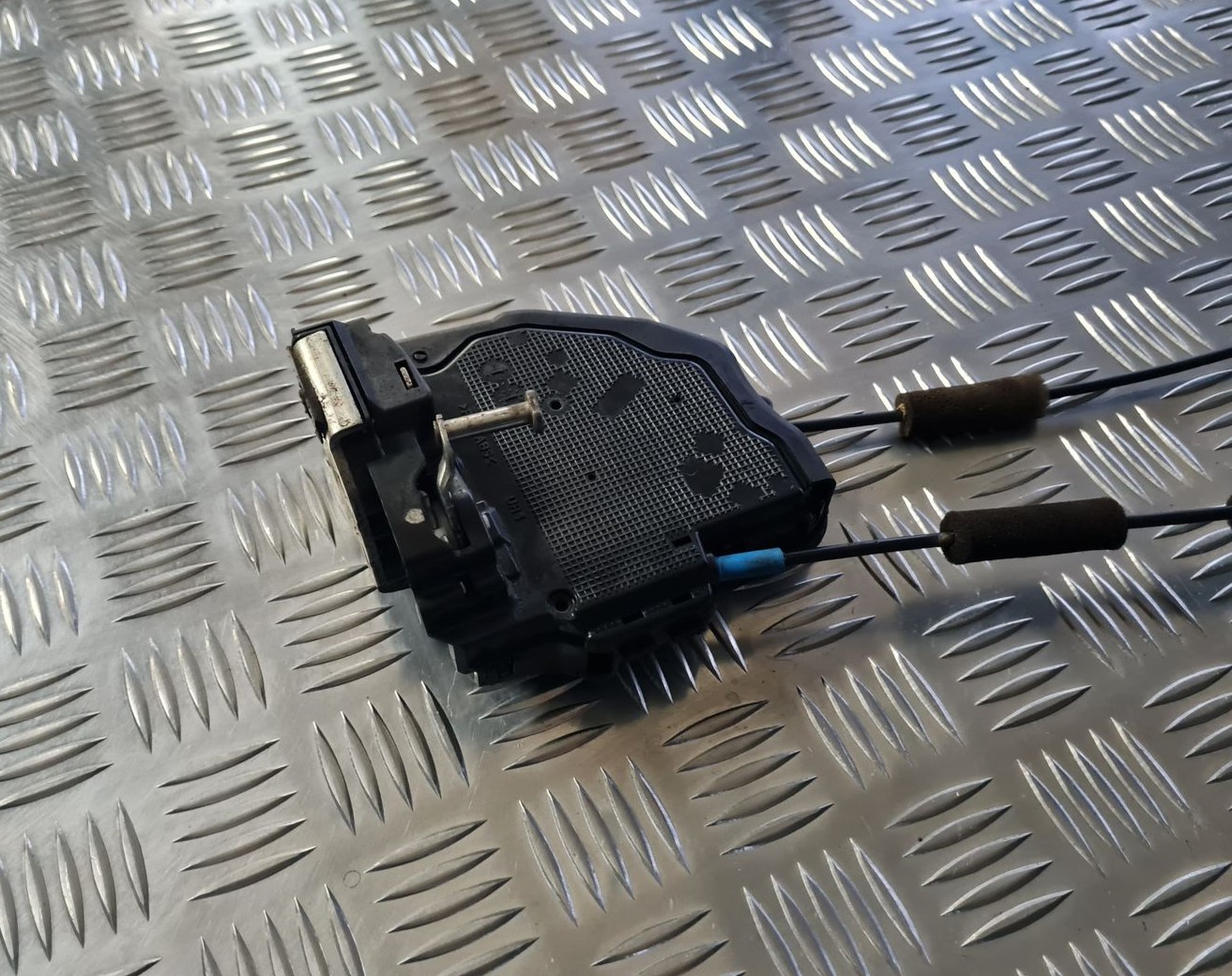 Priekšējo labo durvju slēdzene priekš TOYOTA AVENSIS 2010