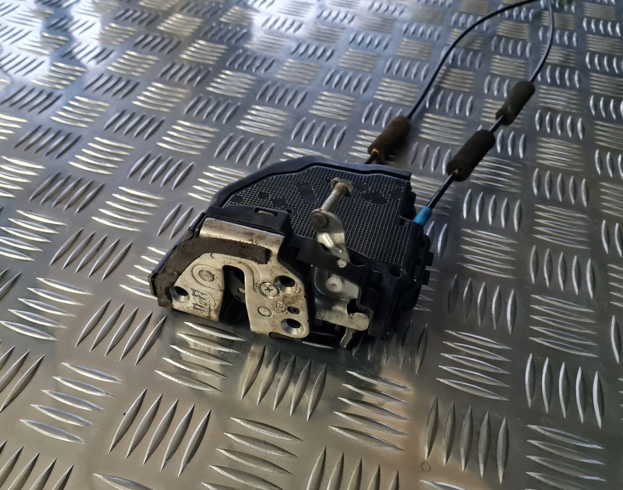 Priekšējo labo durvju slēdzene priekš TOYOTA AVENSIS 2010