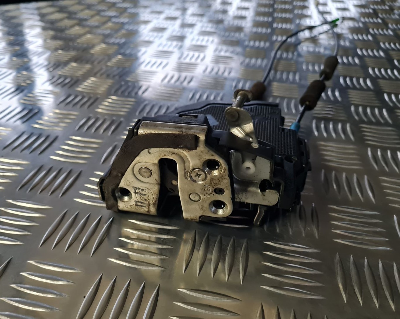 Priekšējo labo durvju slēdzene priekš TOYOTA AVENSIS 2010