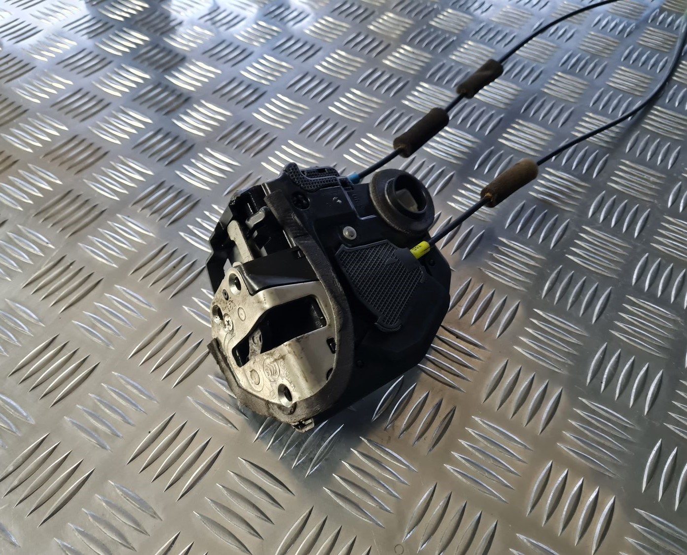 Priekšējo labo durvju slēdzene priekš TOYOTA AVENSIS 2010