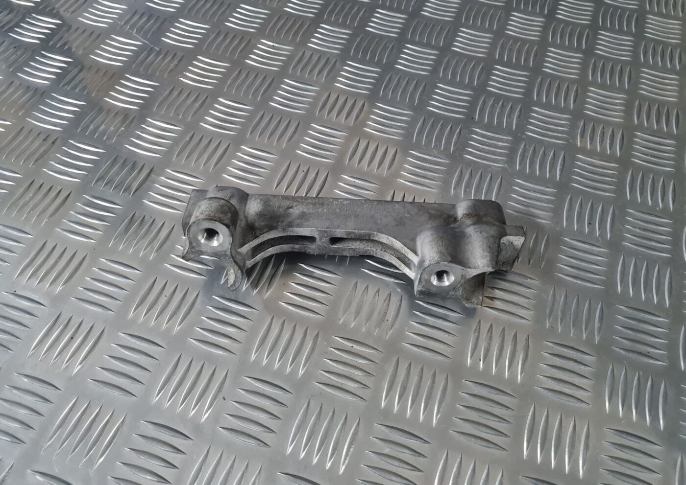 Dzinēja kronšteins priekš TOYOTA AVENSIS 2010 1 Dzinēja kronšteins priekš TOYOTA AVENSIS 2010