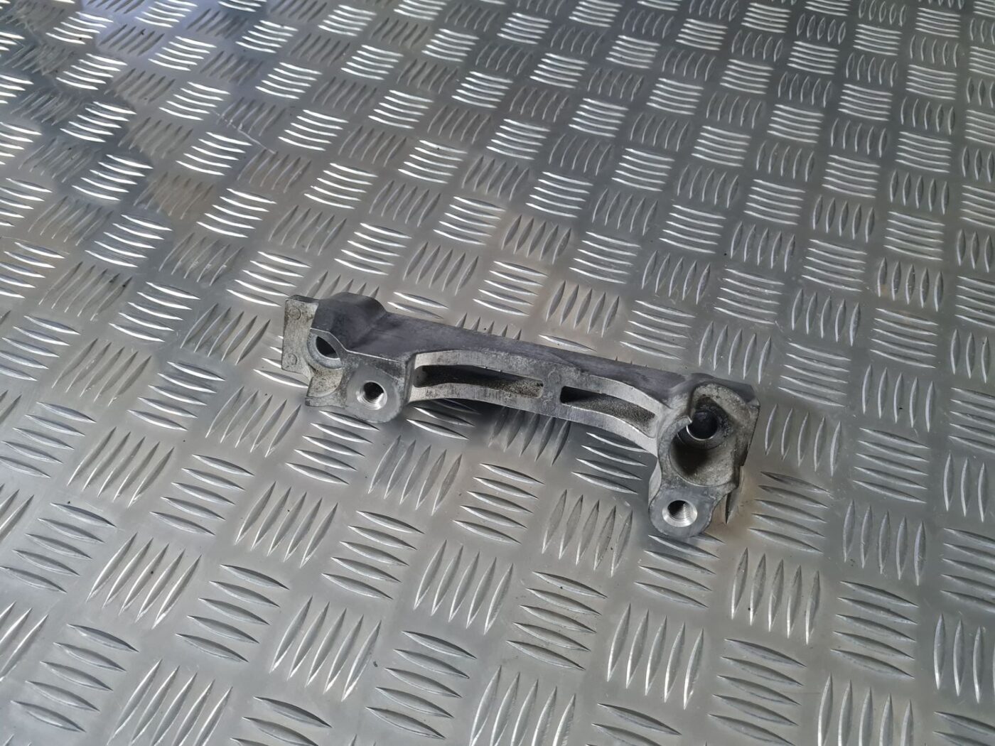 Dzinēja kronšteins priekš TOYOTA AVENSIS 2010 2 Dzinēja kronšteins priekš TOYOTA AVENSIS 2010