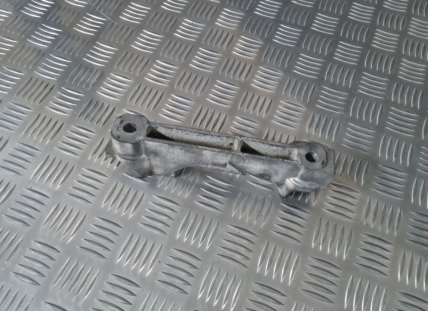 Dzinēja kronšteins priekš TOYOTA AVENSIS 2010 3 Dzinēja kronšteins priekš TOYOTA AVENSIS 2010