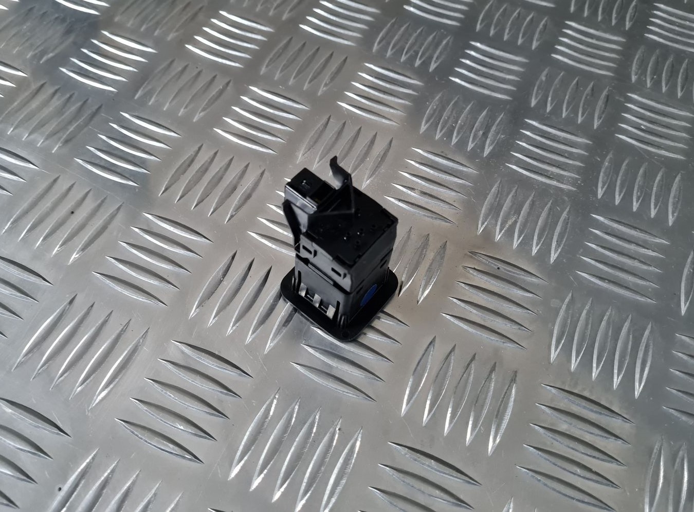 Drošības spilvena izslēgšanas slēdzis priekš TOYOTA AVENSIS 2010 3 Drošības spilvena izslēgšanas slēdzis priekš TOYOTA AVENSIS 2010