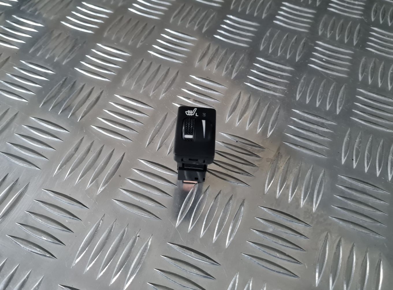 Sēdekļa apsildes ieslēgšanas poga priekš TOYOTA AVENSIS 2010