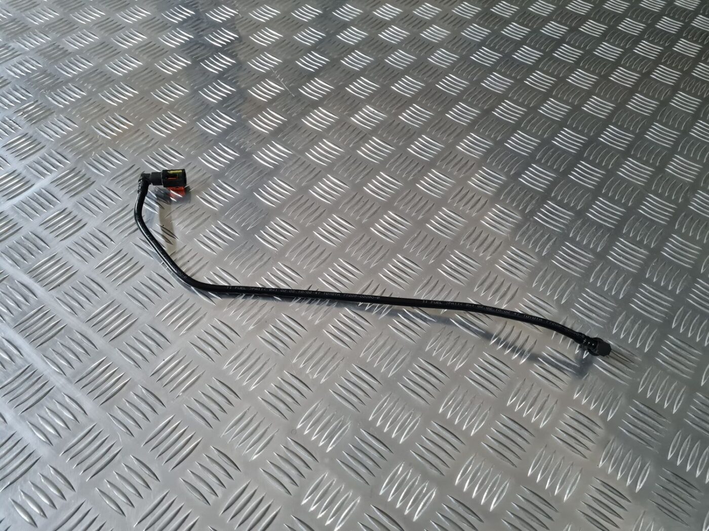 Degvielas caurule priekš TOYOTA AVENSIS 2010 1 Degvielas caurule priekš TOYOTA AVENSIS 2010