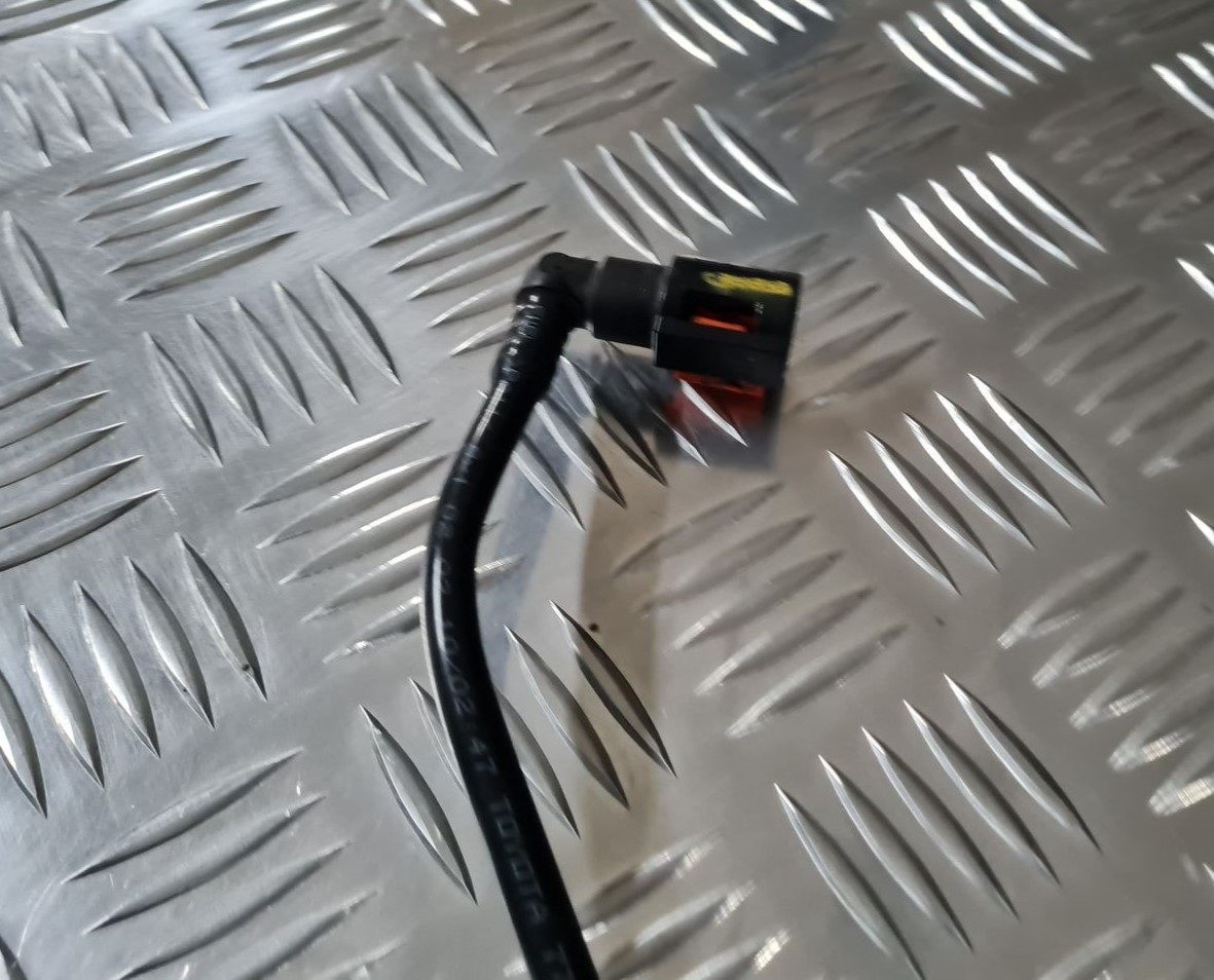 Degvielas caurule priekš TOYOTA AVENSIS 2010 2 Degvielas caurule priekš TOYOTA AVENSIS 2010