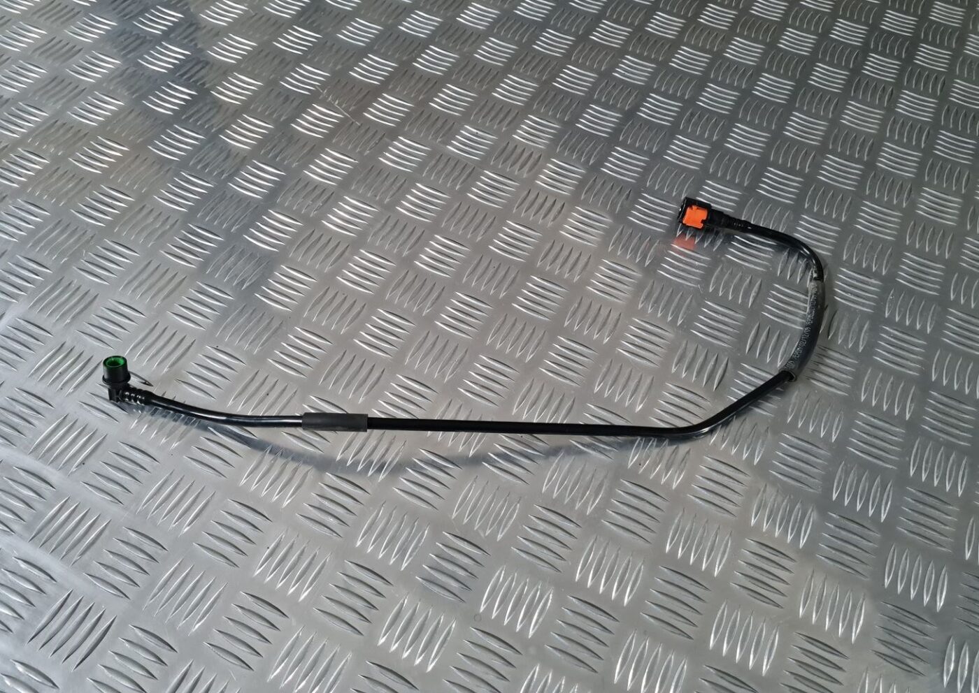 Degvielas caurule priekš TOYOTA AVENSIS 2010 1 Degvielas caurule priekš TOYOTA AVENSIS 2010