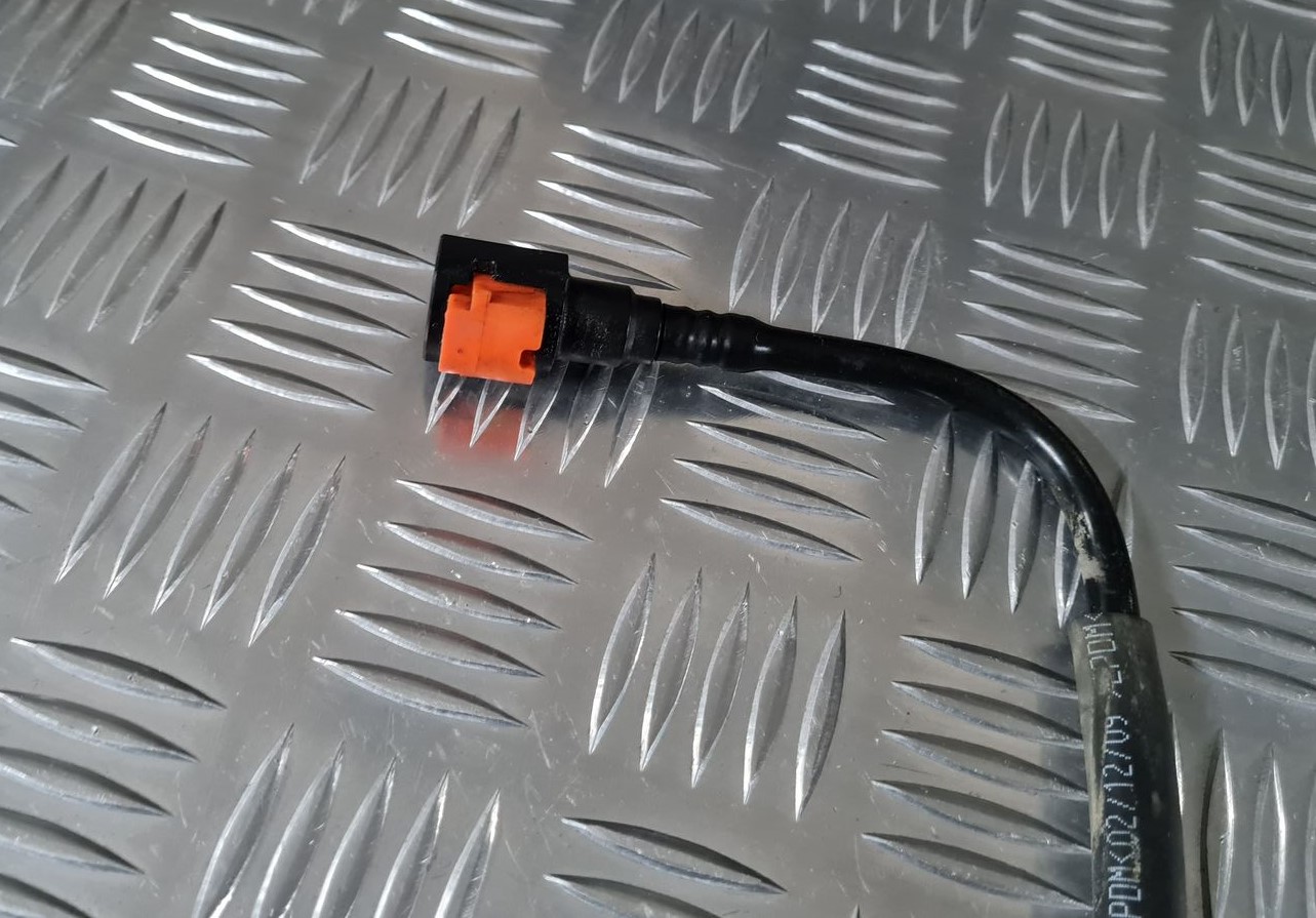 Degvielas caurule priekš TOYOTA AVENSIS 2010 2 Degvielas caurule priekš TOYOTA AVENSIS 2010