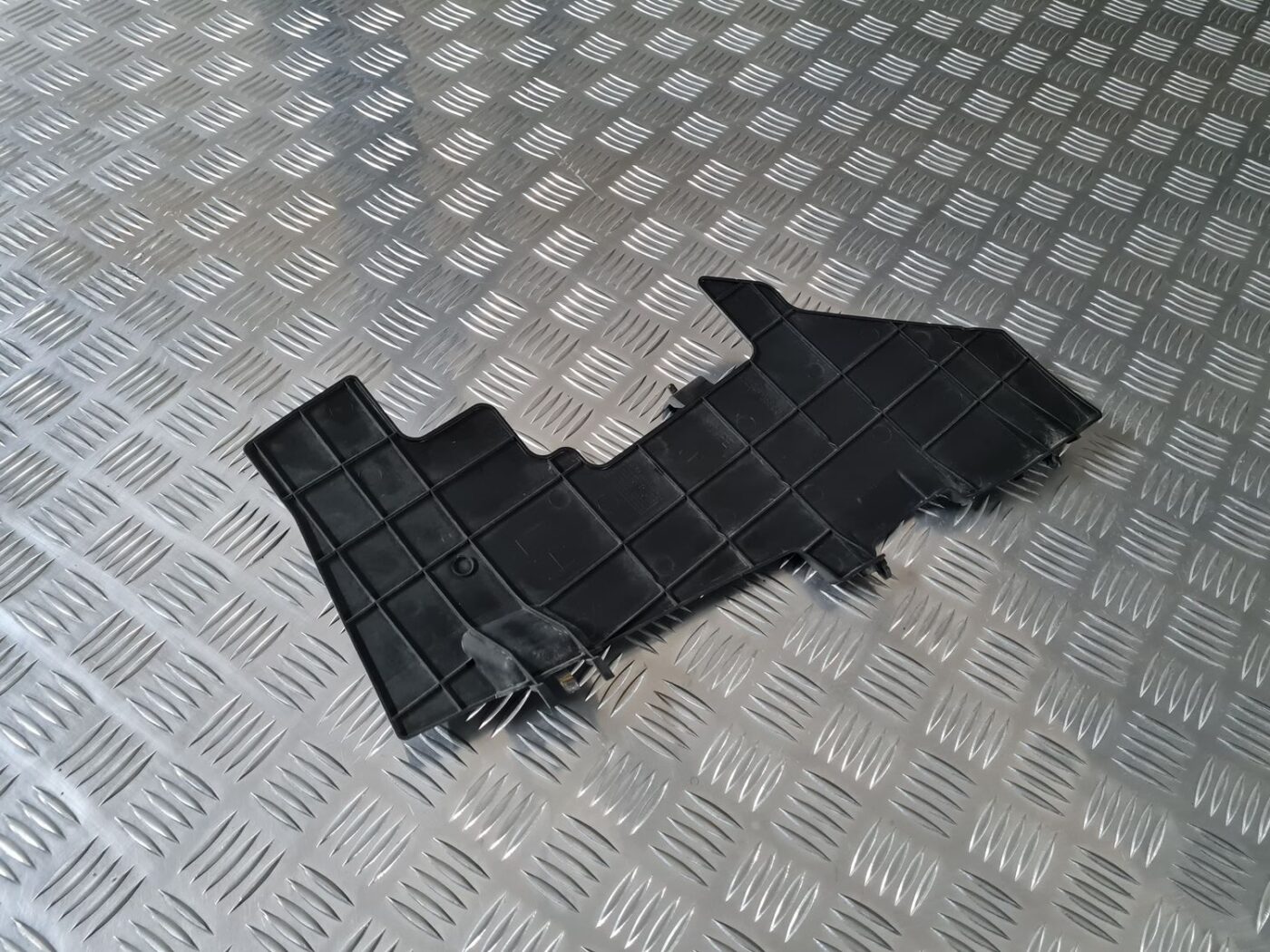 Ieplūdes gaisa deflektors/Difuzors priekš TOYOTA AVENSIS 2010 1 Ieplūdes gaisa deflektors/Difuzors priekš TOYOTA AVENSIS 2010