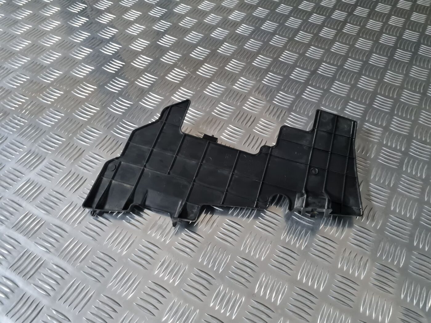 Ieplūdes gaisa deflektors/Difuzors priekš TOYOTA AVENSIS 2010 1 Ieplūdes gaisa deflektors/Difuzors priekš TOYOTA AVENSIS 2010