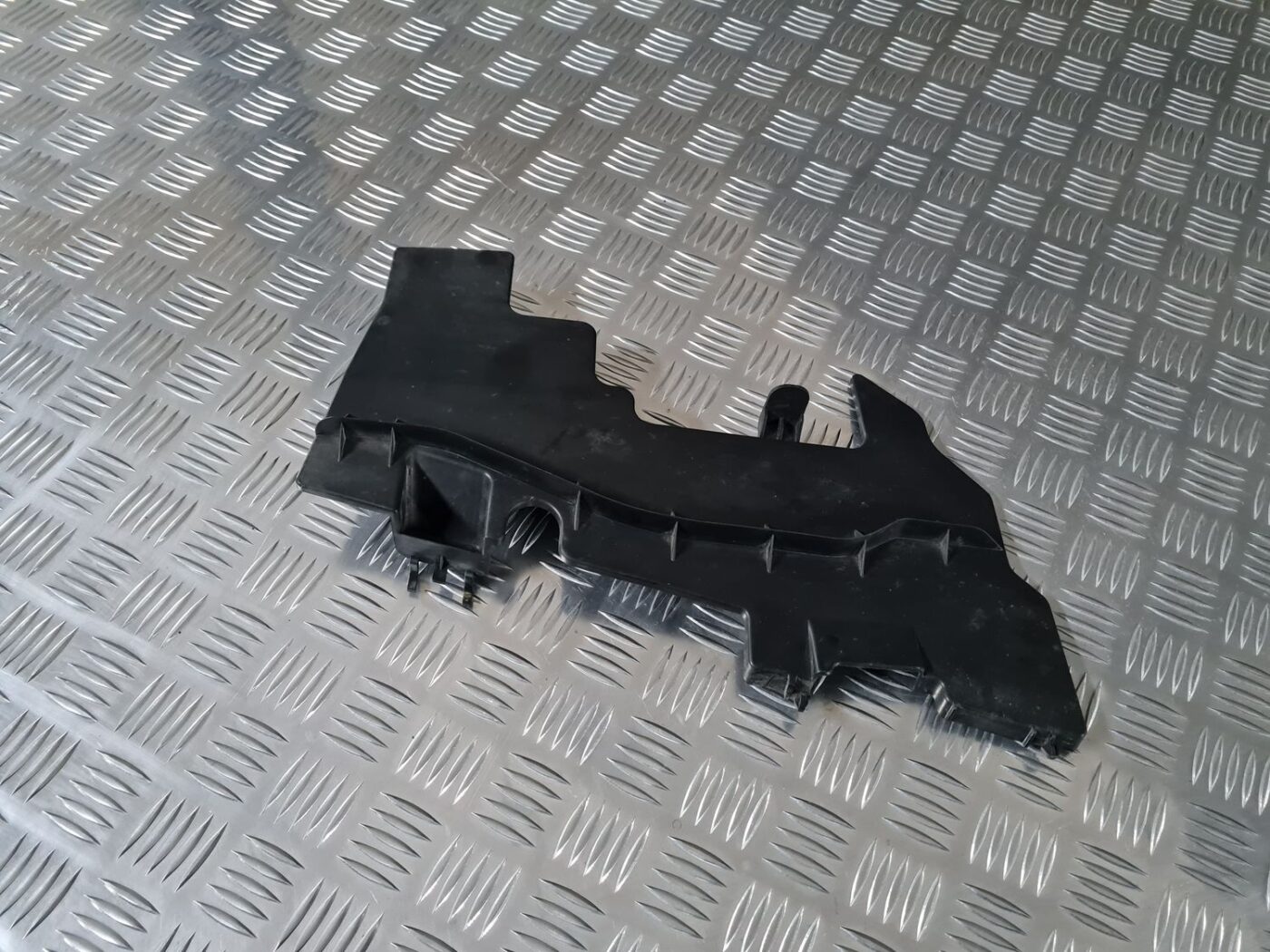 Ieplūdes gaisa deflektors/Difuzors priekš TOYOTA AVENSIS 2010 3 Ieplūdes gaisa deflektors/Difuzors priekš TOYOTA AVENSIS 2010