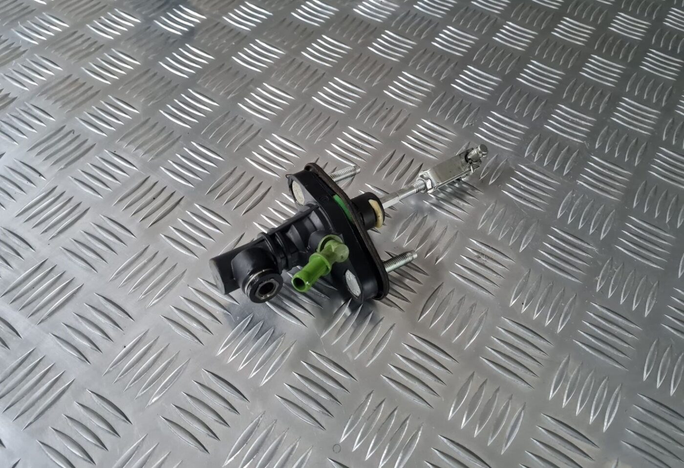 Sajūga galvenais cilindrs priekš TOYOTA AVENSIS 2010 1 Sajūga galvenais cilindrs priekš TOYOTA AVENSIS 2010