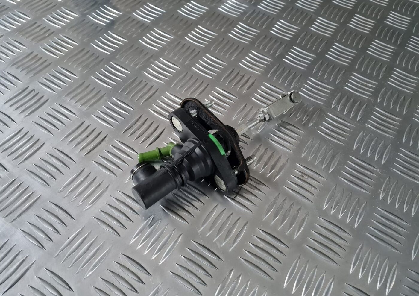 Sajūga galvenais cilindrs priekš TOYOTA AVENSIS 2010 2 Sajūga galvenais cilindrs priekš TOYOTA AVENSIS 2010