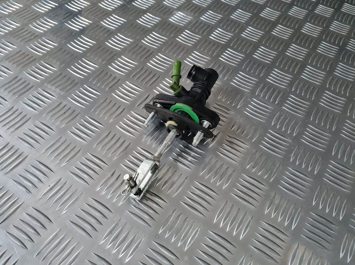 Sajūga galvenais cilindrs priekš TOYOTA AVENSIS 2010 3 Sajūga galvenais cilindrs priekš TOYOTA AVENSIS 2010