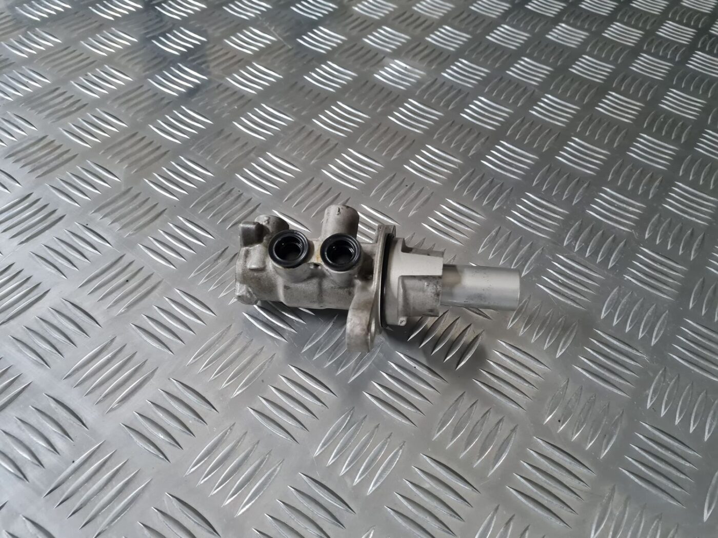 Bremžu pastiprinātāja galvenais cilindrs priekš TOYOTA AVENSIS 2010